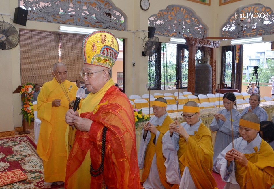 Hòa thượng Thích Thiện Thái, sám chủ thực hiện nghi thức cầu nguyện Hòa thượng Thích Thiện Thái, sám chủ thực hiện nghi thức cầu nguyện