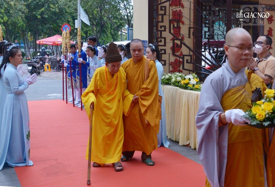 Trưởng lão Hòa thượng Thích Đức Nghiệp, Đệ nhất Phó Pháp chủ GHPGVN quang lâm thắp hương cầu nguyện Trưởng lão Hòa thượng Thích Đức Nghiệp, Đệ nhất Phó Pháp chủ GHPGVN quang lâm thắp hương cầu nguyện