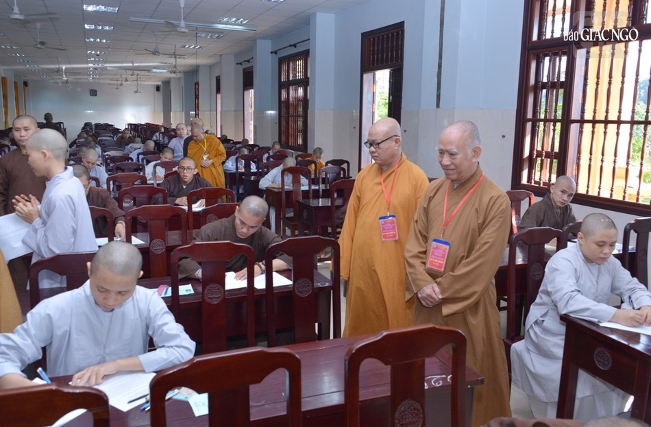 Chư tôn đức Hội đồng tuyển sinh đến các phòng thi khích lệ Tăng, Ni thí sinh