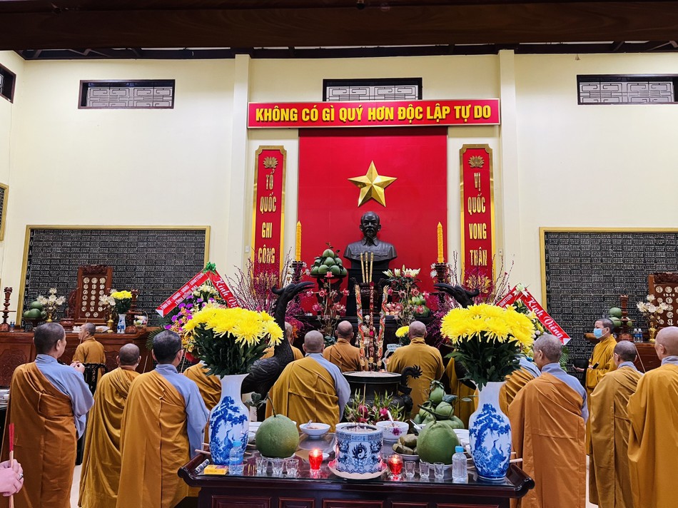 Chư tôn đức Tăng, Ni H.Long Thành thực hiện lễ cầu nguyện Chư tôn đức Tăng, Ni H.Long Thành thực hiện lễ cầu nguyện