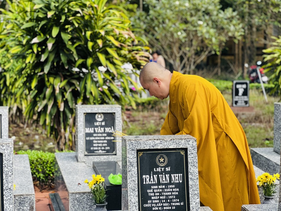 Người nằm xuống cho đất nước tự do, nhân dân hạnh phúc Người nằm xuống cho đất nước tự do, nhân dân hạnh phúc