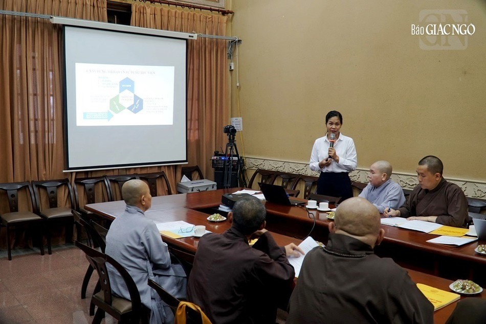 TS.Nguyễn Ngọc Mai trình bày công tác quản trị và những dự đinh sắp tới để vận hành tốt thư viện phục vụ cho việc dạy và học