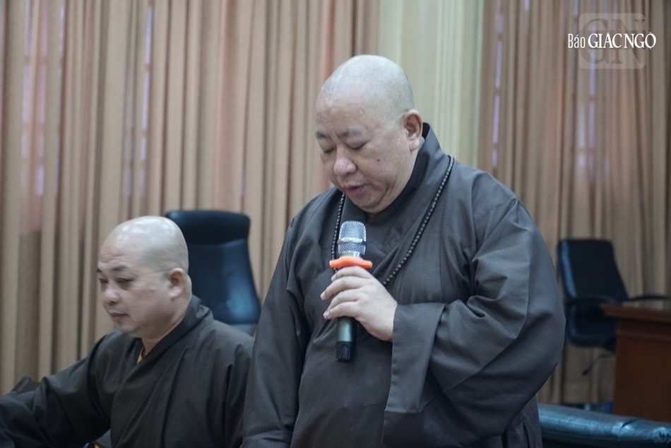 Thượng toa Thích Đồng Văn báo cáo công tác của Phòng Sau đại học