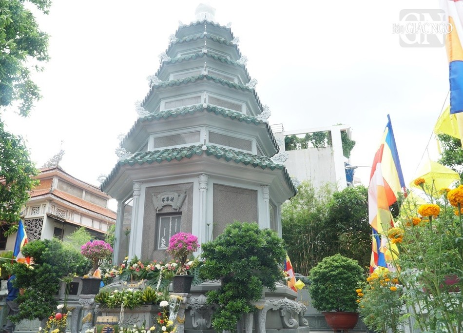 Bảo tháp Pháp Lạc - nơi lưu giữ nhục thân của cố Trưởng lão Hòa thượng Thích Minh Châu trong khuôn viên thiền viện Vạn Hạnh Bảo tháp Pháp Lạc - nơi lưu giữ nhục thân của cố Trưởng lão Hòa thượng Thích Minh Châu trong khuôn viên thiền viện Vạn Hạnh