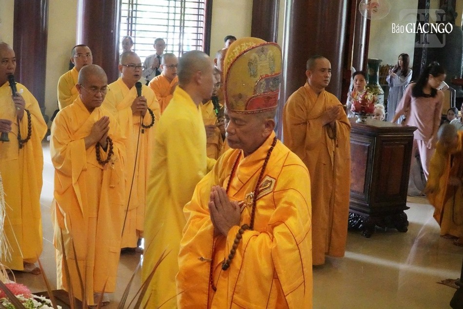 Hòa thượng Thích Huệ Tâm, sám chủ lễ cúng ngọ Hòa thượng Thích Huệ Tâm, sám chủ lễ cúng ngọ