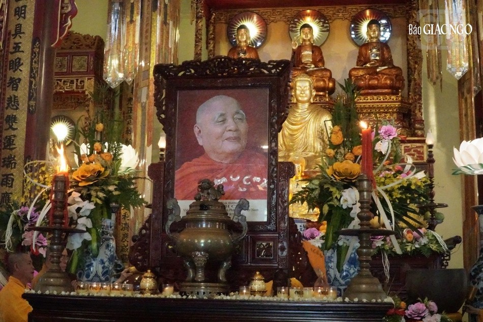 Từ dung của cố Trưởng lão Hòa thượng được tôn trí tại chánh điện thiền viện Vạn Hạnh để chư Tăng Ni, Phật tử lễ bái Từ dung của cố Trưởng lão Hòa thượng được tôn trí tại chánh điện thiền viện Vạn Hạnh để chư Tăng Ni, Phật tử lễ bái