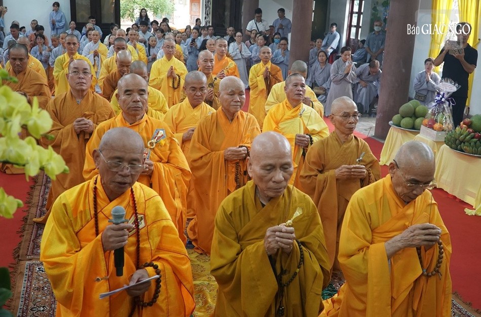 Chư tôn giáo phẩm niêm hương tưởng niệm tại Giác linh đường Chư tôn giáo phẩm niêm hương tưởng niệm tại Giác linh đường