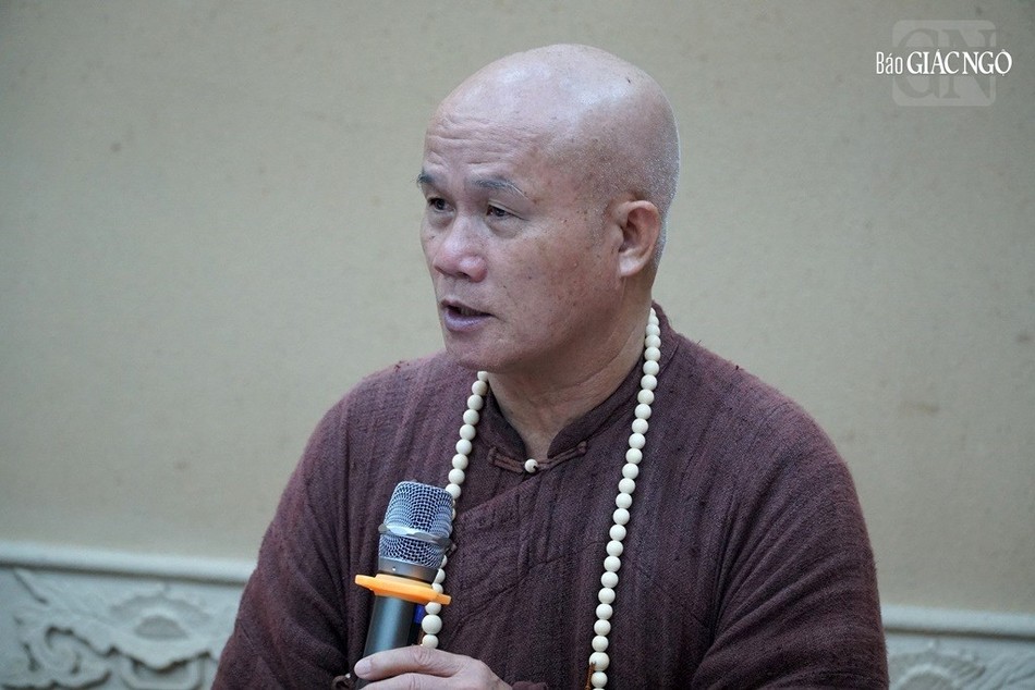 Thượng tọa Thích GIác Dũng trình bày về việc tổ chức hội thảo toàn trường cho học viên và nghiên cứu sinh sau đại học Thượng tọa Thích GIác Dũng trình bày về việc tổ chức hội thảo toàn trường cho học viên và nghiên cứu sinh sau đại học