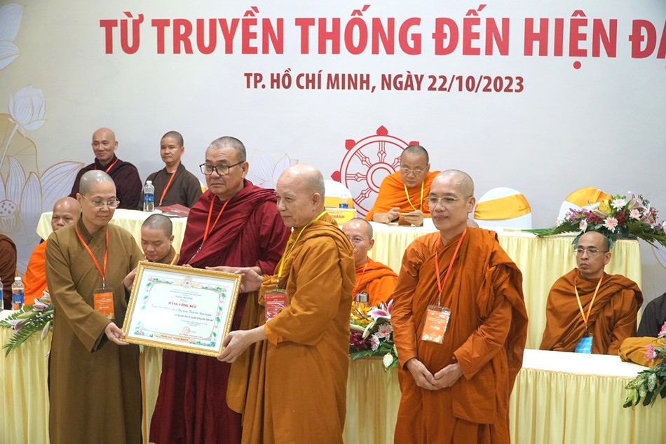 Trao Bằng tuyên dương công đức đến Trung tâm Nghiên cứu và Ứng dụng Thiền học Nam truyền Trao Bằng tuyên dương công đức đến Trung tâm Nghiên cứu và Ứng dụng Thiền học Nam truyền