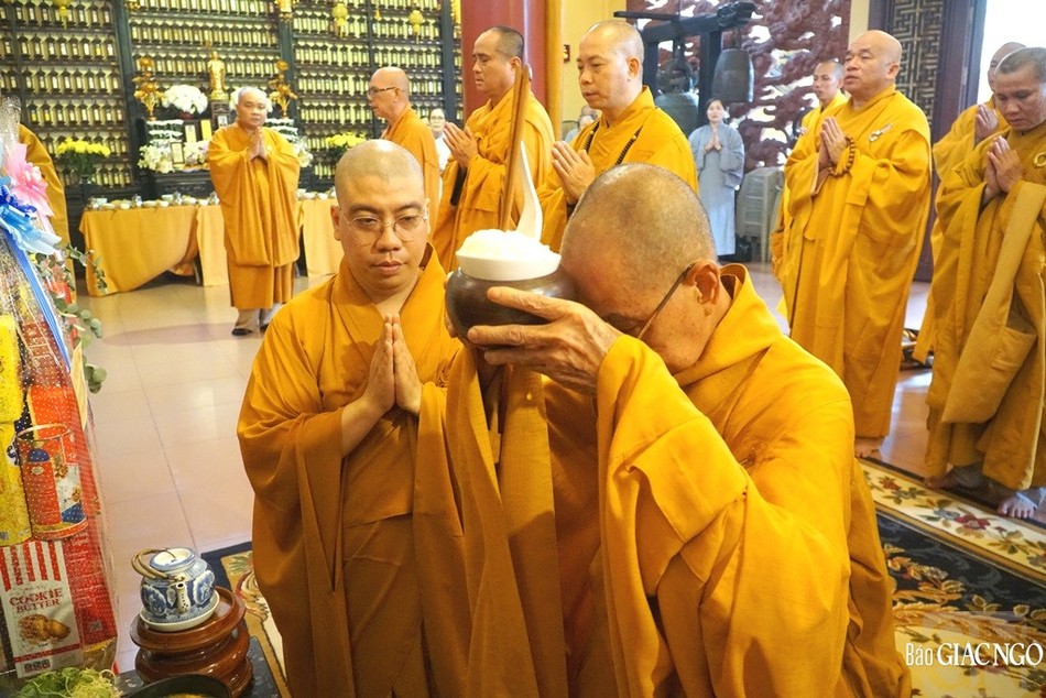 Hòa thượng Thích Huệ Văn dâng phạn cúng dường