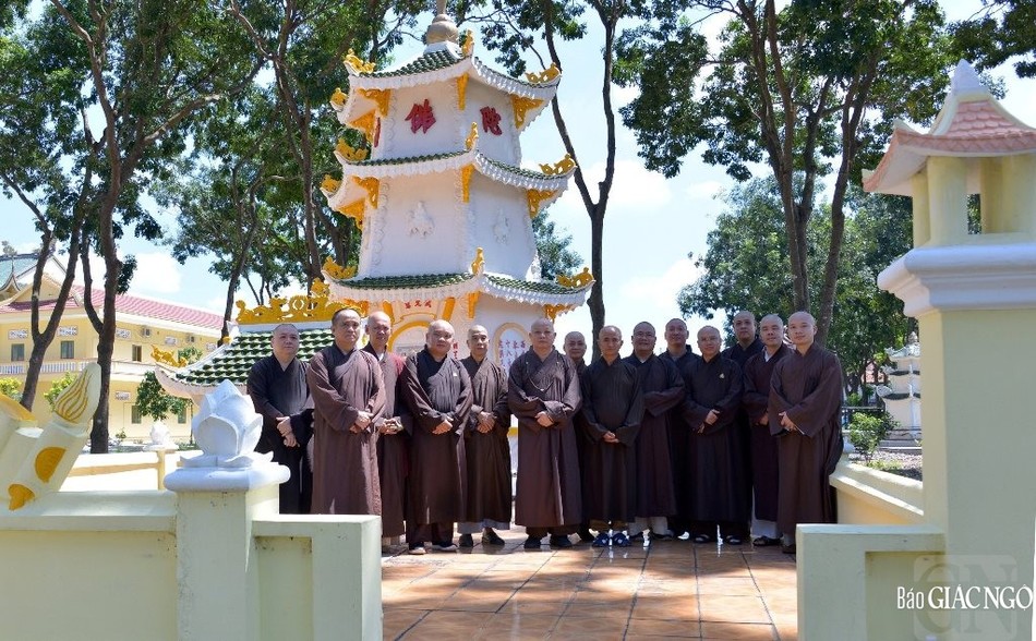 Hòa thượng Thích Lệ Trang và chư tôn đức Ban Thường trực Phật giáo TP.HCM bên Bảo tháp cố Hòa thượng Thích Huệ Thới trong khuôn viên Phật Quang Đại Tòng Lâm (BR-VT)
