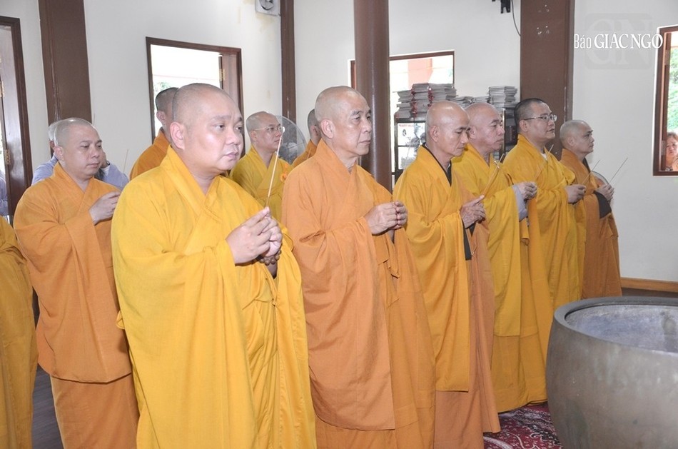 Chư tôn đức Ban Thường trực Ban Trị sự GHPGVN TP.HCM viếng tang