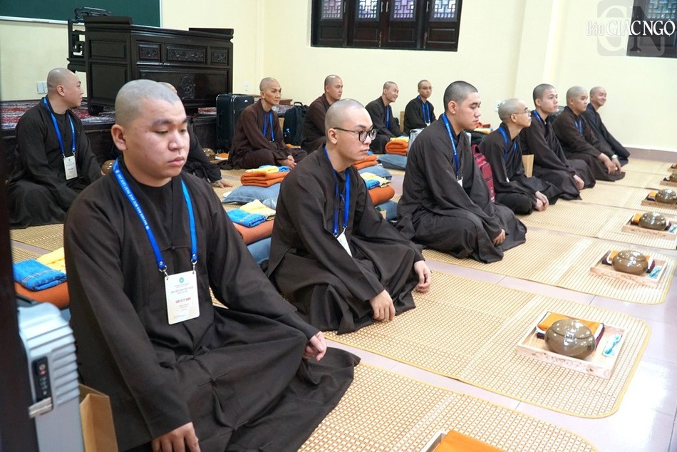 Ban Kiến đàn chuẩn bị y, bát, đãy lọc nước và tọa cụ cho các giới tử Tỳ-kheo