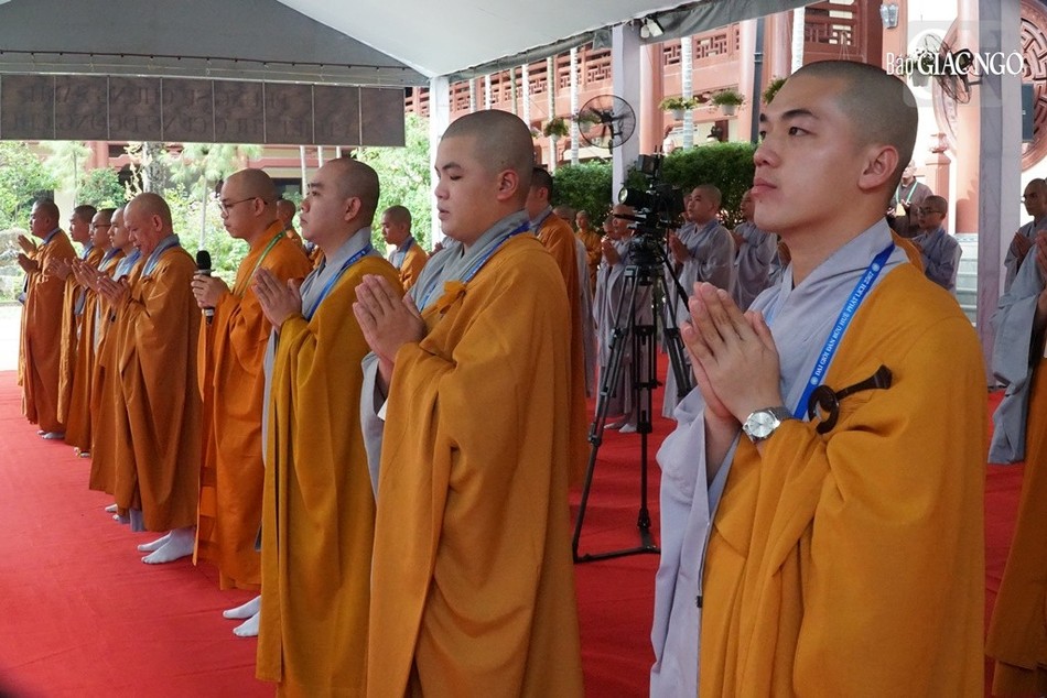 Đại đức Thích Nguyên Hưng hướng dẫn các giới tử cung thỉnh Hòa thượng Chánh Chủ đàn