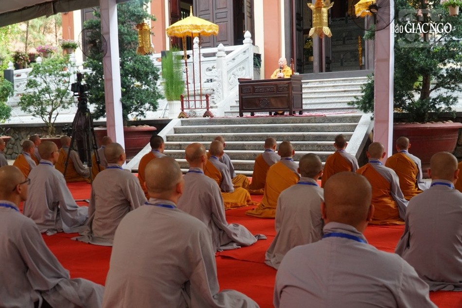 Các giới tử chăm chú thọ lãnh những lời giáo giới từ Hòa thượng Chánh Chủ đàn