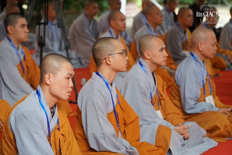 Các giới tử đoan nghiêm thân tâm để thọ nhận lời giáo giới