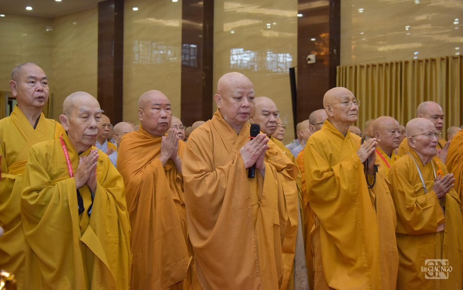 Hòa thượng Thích Lệ Trang xướng lễ đảnh lễ Giác linh Trưởng lão Hòa thượng Thích Bửu Huệ