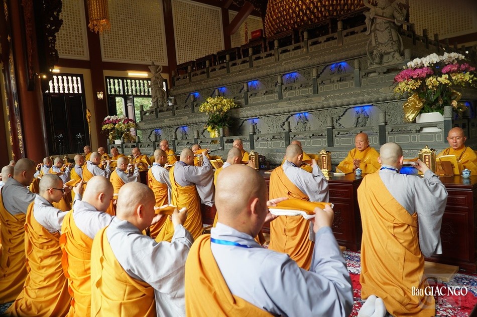 Các giới tử thọ man y, đãy lọc nước