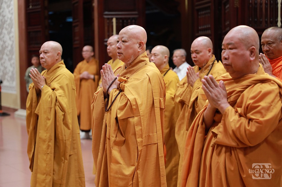 Hòa thượng Thích Lệ Trang, Chánh Chủ đàn khải bạch và dâng hương đảnh lễ