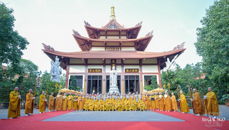 Các giới tử đã được chư tôn đức giới sư trao truyền Sa-di giới làm thềm bậc cho chúng trung tôn