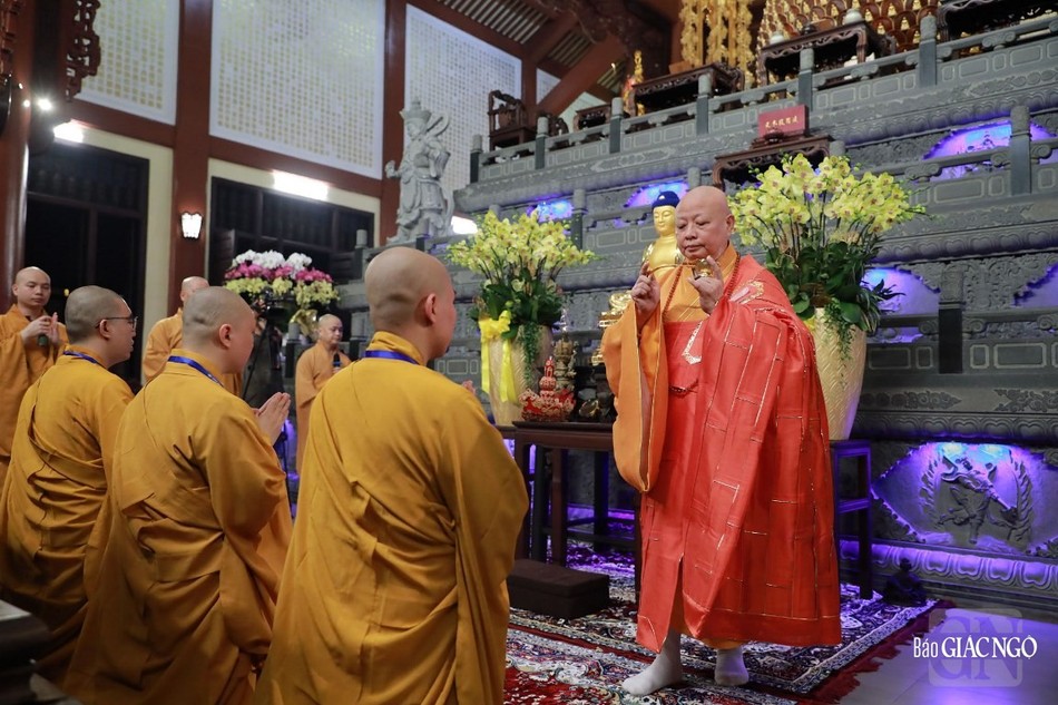 Các giới tử và Phật tử thay thế thân nhân quá vãng hiện diện cầu nguyện