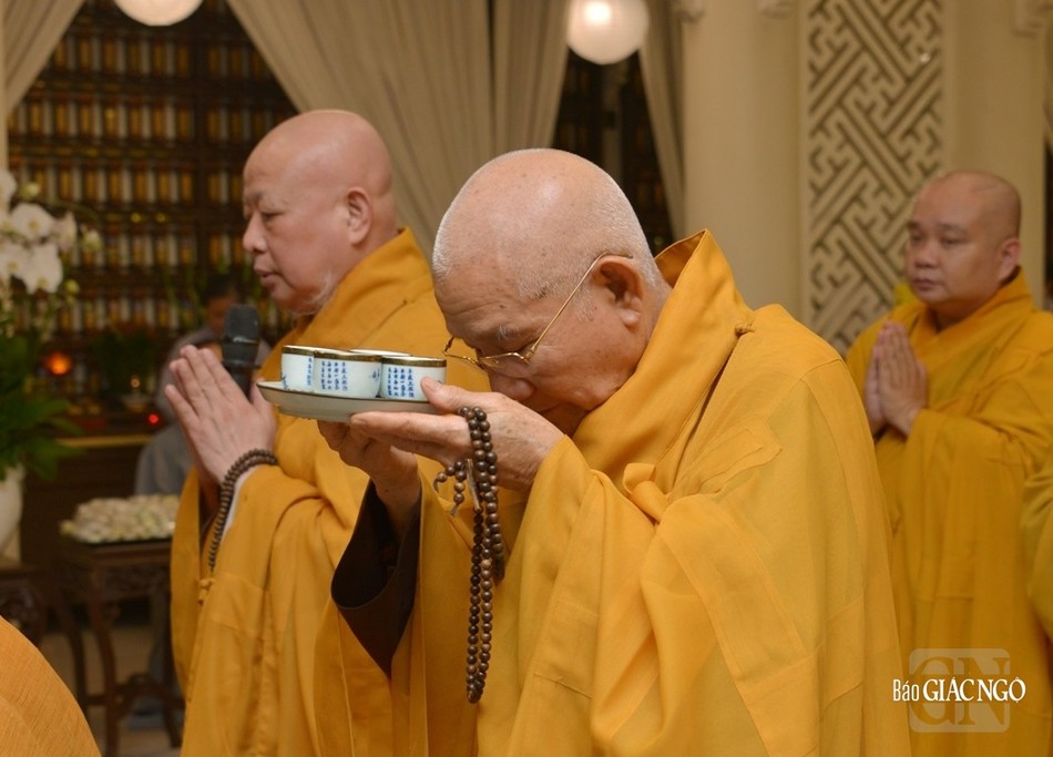 Dâng trà cúng dường Dâng trà cúng dường