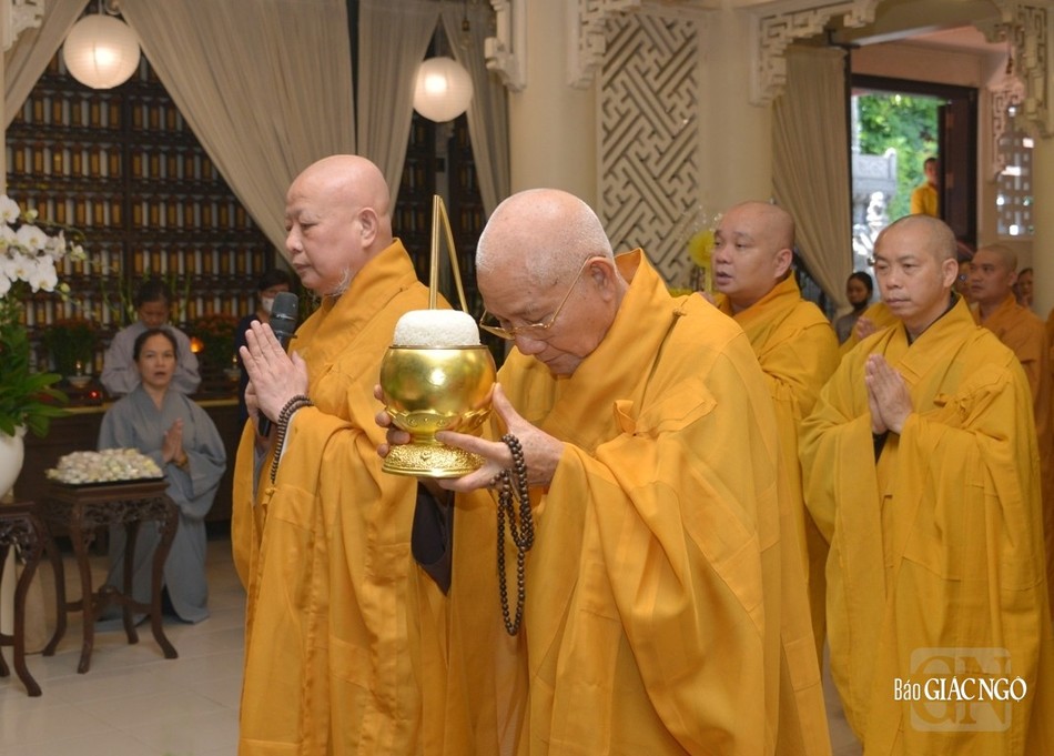 Trưởng lão Hòa thượng Thích Minh Thông dâng phạn thực cúng dường Trưởng lão Hòa thượng Thích Minh Thông dâng phạn thực cúng dường