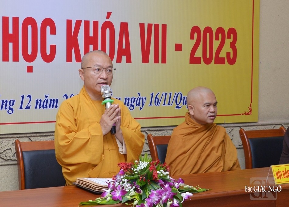 Thượng tọa Thích Nhật Từ sách tấn đến các học viên