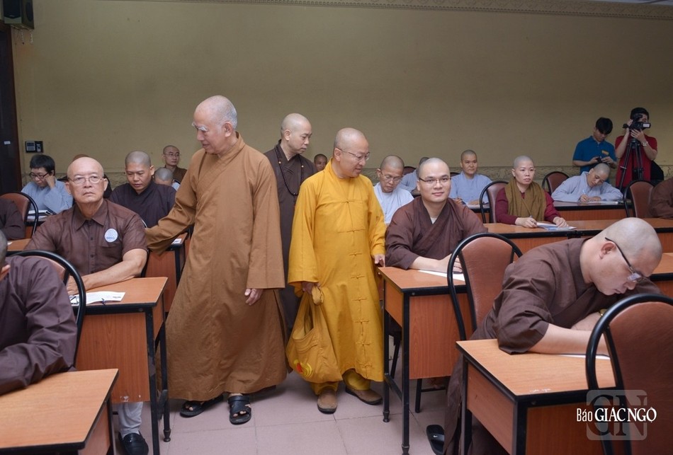 Chư tôn đức Hội đồng Điều hành động viên các thí sinh tham gia kỳ thi tuyển sinh thạc sĩ Phật học khóa VII năm 2023