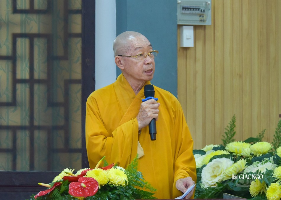 Hòa thượng Thích Hiển Đức trình bày phương hướng của Ban Pháp chế T.Ư Hòa thượng Thích Hiển Đức trình bày phương hướng của Ban Pháp chế T.Ư