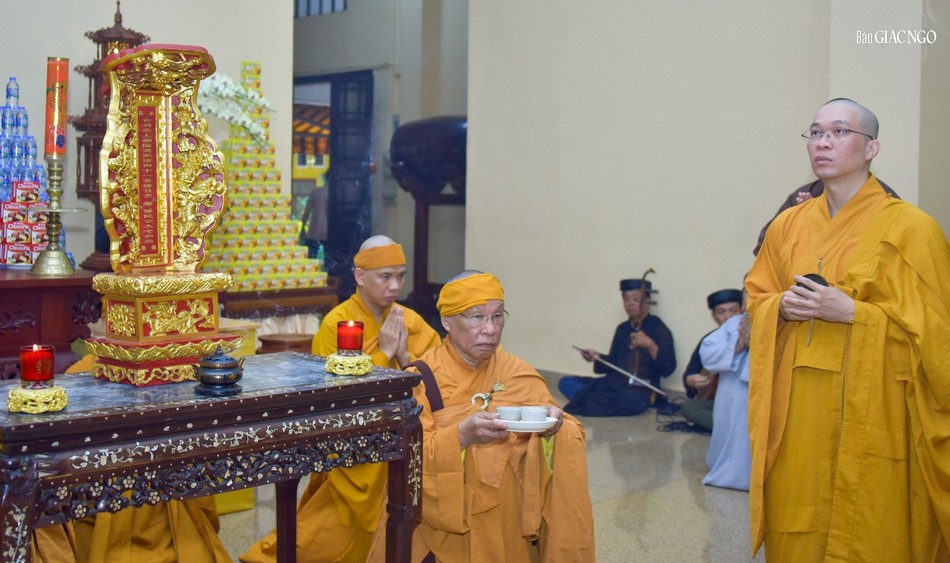 Thay thầy dâng trà cúng dường từ biệt liệt vị Tổ sư