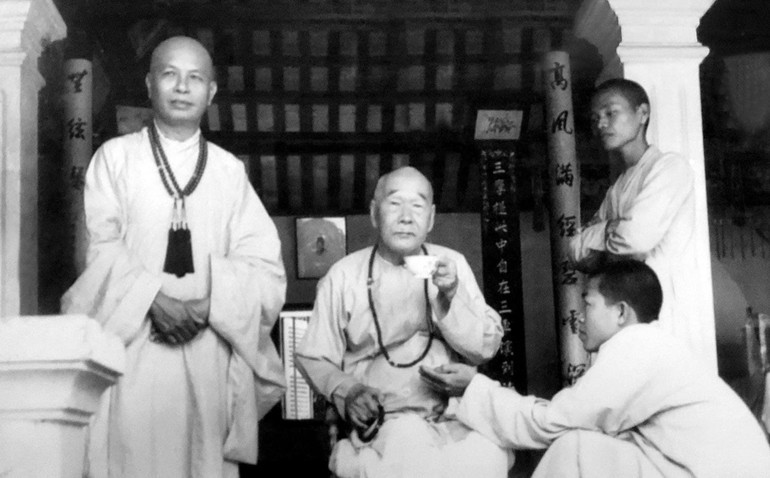 Đại lão Hòa thượng Thích Tịnh Khiết trong sinh hoạt thường nhật tại tổ đình Tường Vân (đứng bên trái ngài là Hòa thượng Thích Trí Thủ)