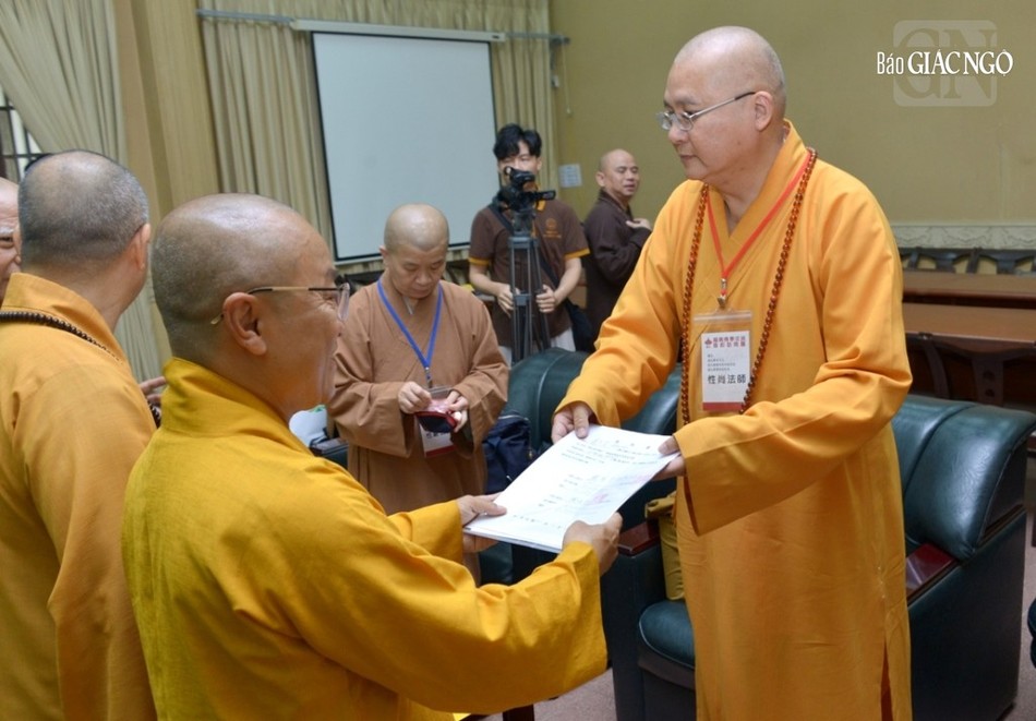 Pháp sư Tánh Thượng trao bản ủy quyền của Viện trưởng Học viện Viên Quang về việc ký kết Pháp sư Tánh Thượng trao bản ủy quyền của Viện trưởng Học viện Viên Quang về việc ký kết