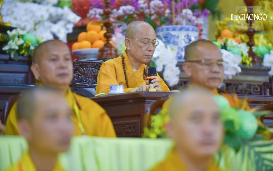 Thượng tọa Thích Huệ Khai sách tấn các giới tử phát tâm dõng mãnh để lãnh thọ giới pháp