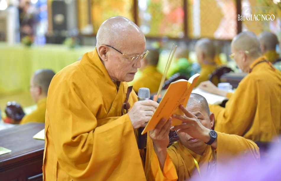 Trưởng lão Hòa thượng Thích Nhật Quang khải thỉnh mười phương chư Phật tác chứng để trao truyền Bồ-tát giới cho các giới tử