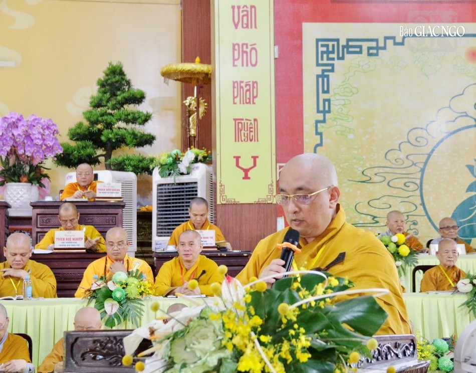 Thượng tọa Thích Đạo Huy báo cáo công tác tổ chức Đại giới đàn Đạt Thanh