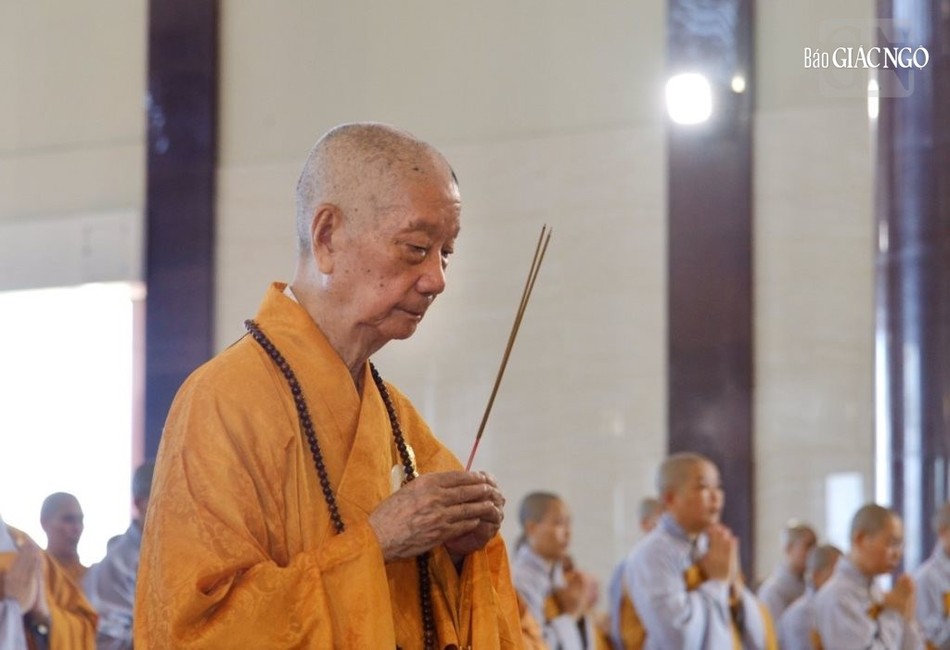 Đức Pháp chủ GHPGVN niêm hương bạch Phật, Tổ trước khi tác pháp an cư cho đại chúng