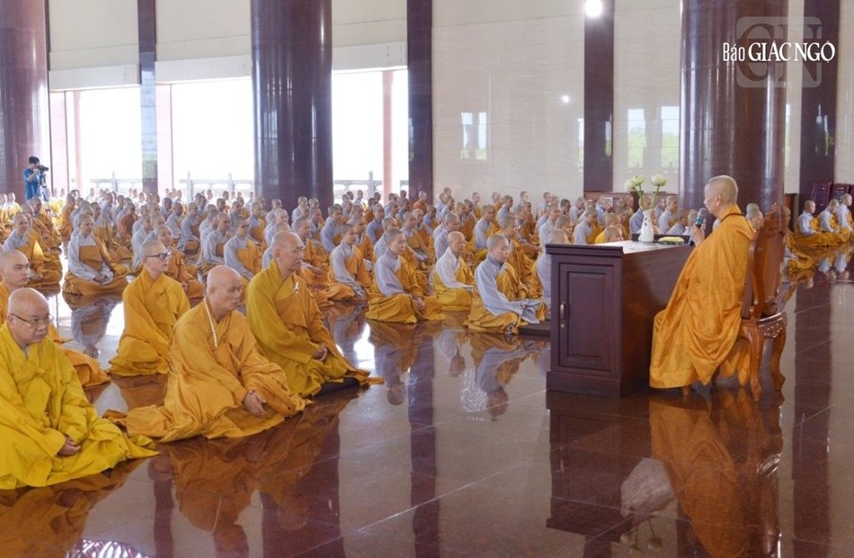 Đức Pháp chủ giáo giới đến các Tăng Ni sinh tu học nội trú về trách nhiệm an cư đối với người tu sĩ