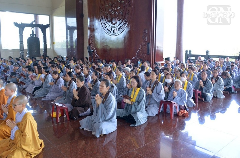 Phật tử đạo tràng Pháp Hoa cộng tu và ngoại hộ cho ngày đầu tiên của khóa huân tu tại Học viện