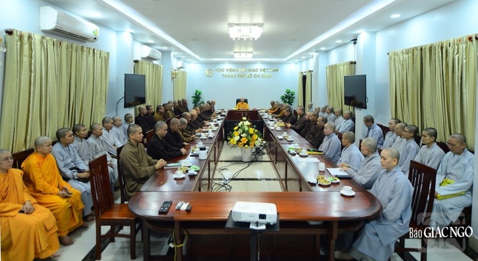 Chư tôn đức lãnh đạo Hội đồng Điều hành, các khoa và giảng viên tham dự khóa huân tu trong phiên họp chiều 2-6 Chư tôn đức lãnh đạo Hội đồng Điều hành, các khoa và giảng viên tham dự khóa huân tu trong phiên họp chiều 2-6