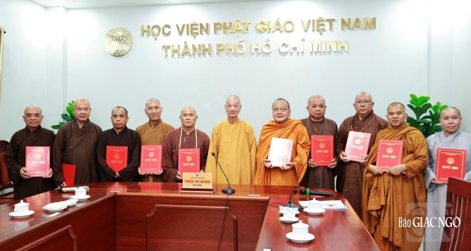 Trao quyết định thành lập Hội đồng Khoa học đến các thành viên Trao quyết định thành lập Hội đồng Khoa học đến các thành viên