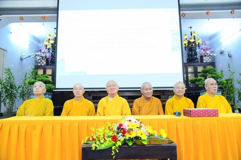 Đoàn Ban Trị sự GHPGVN TP.HCM thăm trường hạ chùa Huỳnh Kim