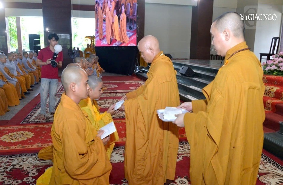 Thượng tọa Thích Giác Dũng, Phó Viện trưởng Học viện đại lao trao học bổng Đức Nhuận đến các Tăng, Ni sinh