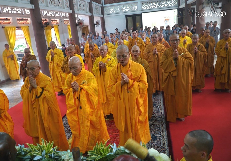 Chư tôn giáo phẩm tưởng niệm Trưởng lão Hòa thượng Thích Minh Châu tại Giác linh đài Chư tôn giáo phẩm tưởng niệm Trưởng lão Hòa thượng Thích Minh Châu tại Giác linh đài