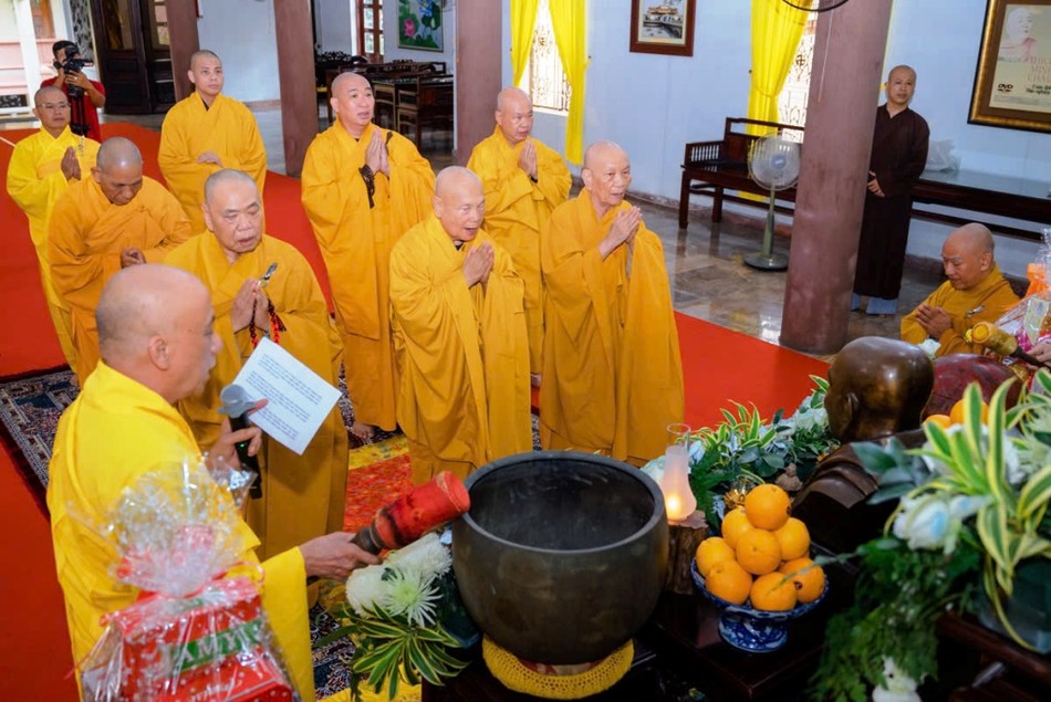 Trưởng lão Hòa thượng Thích Thiện Nhơn cùng chư tôn đức tưởng niệm Trưởng lão Hòa thượng Thích Minh Châu - Ảnh: Đăng Huy