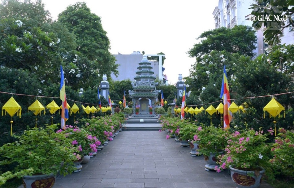 Bảo tháp Pháp Lạc nơi lưu giữ nhục thân của Trưởng lão Hòa thượng Thích Minh Châu trong khuôn viên thiền viện Vạn Hạnh