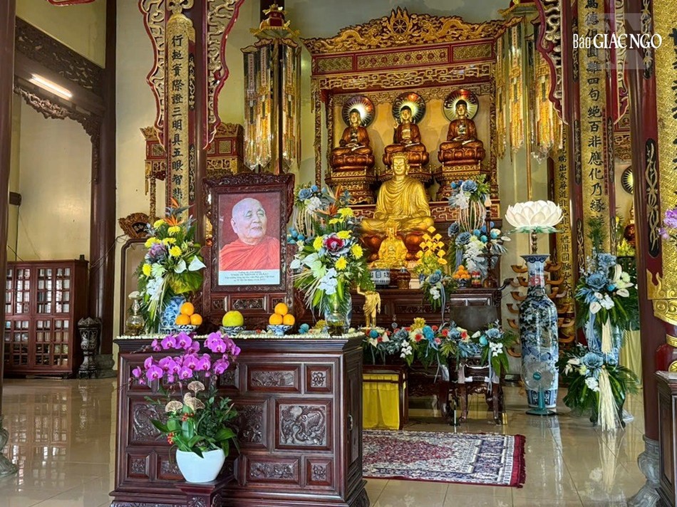 Giác linh đài tôn trí tại chánh điện thiền viện Vạn Hạnh để Tăng, Ni và Phật tử tùy nghi lễ bái Giác linh đài tôn trí tại chánh điện thiền viện Vạn Hạnh để Tăng, Ni và Phật tử tùy nghi lễ bái