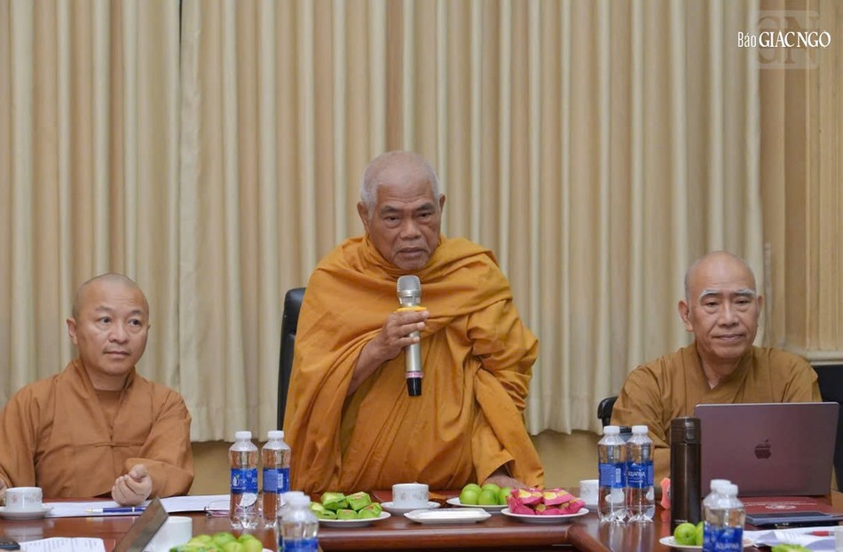 Hòa thượng Thích Giác Toàn chủ tọa phiên họp Hòa thượng Thích Giác Toàn chủ tọa phiên họp
