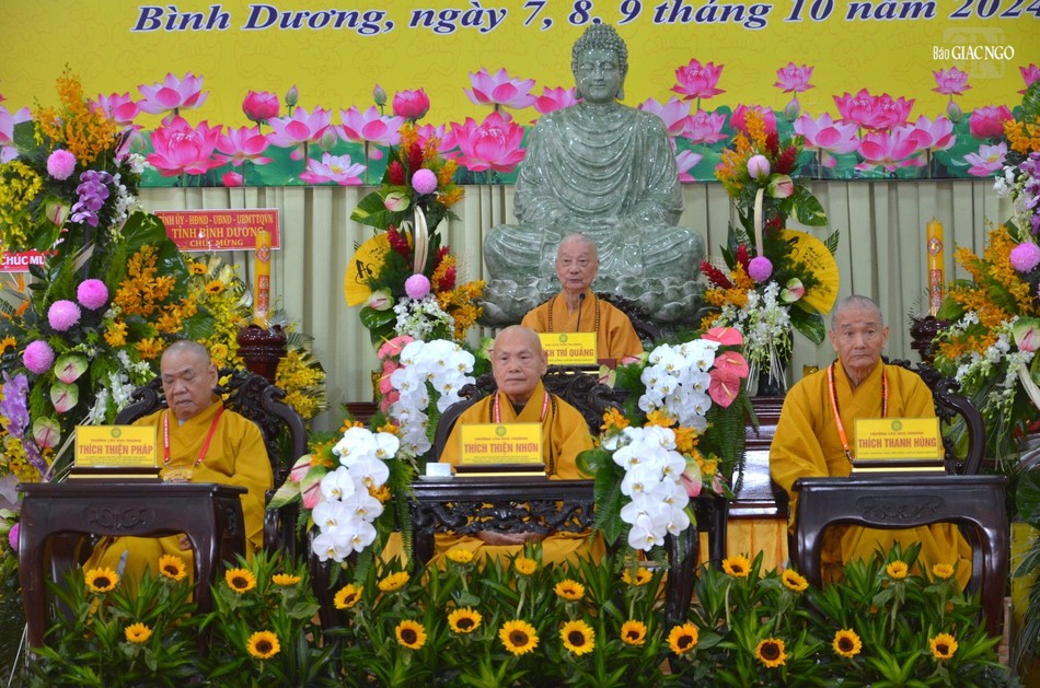 Đức Pháp chủ, Trưởng lão Hòa thượng Chủ tịch và chư vị giáo phẩm lãnh đạo Giáo hội quang lâm chứng minh