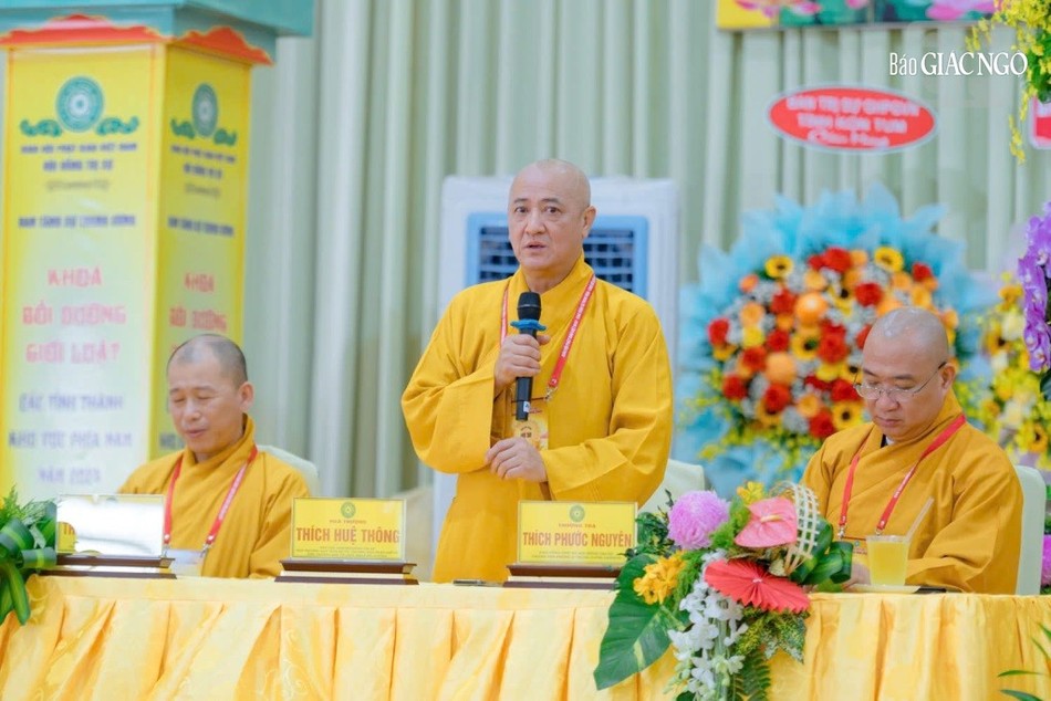 Hòa thượng Thích Huệ Thông, Thượng tọa Thích Phước Nguyên và Thượng tọa Thích Minh Nhẫn tại phiên thảo luận chiều 7-10